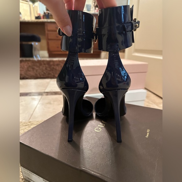 Gucci strapped heels with gold buckles - Picture 6 of 6